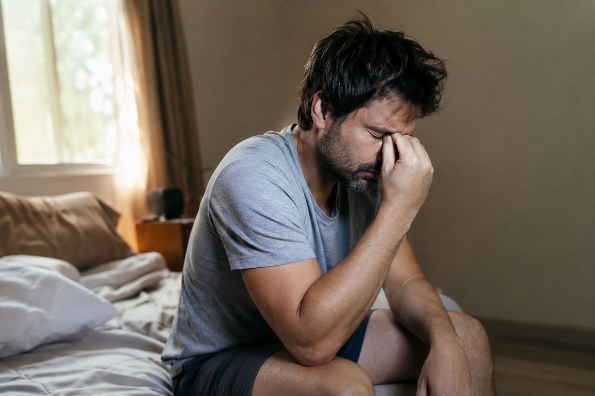 Persona despertándose agotada por la mañana
